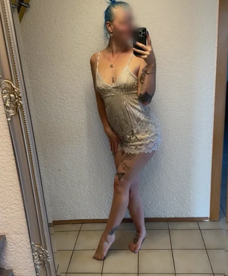 Amina, 25