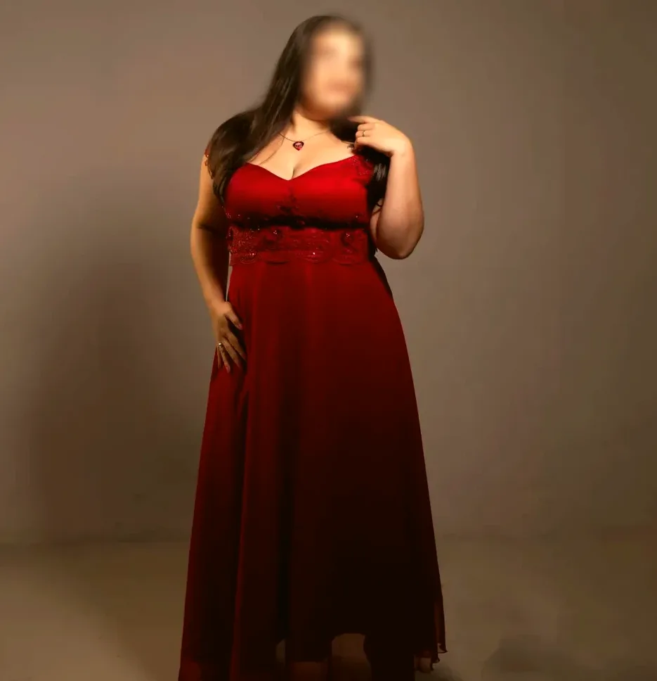 Elena, 32