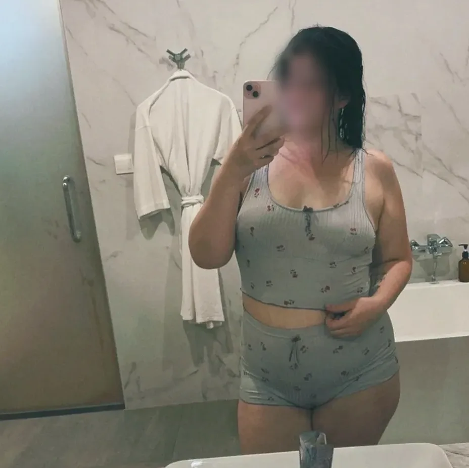 Nora, 27